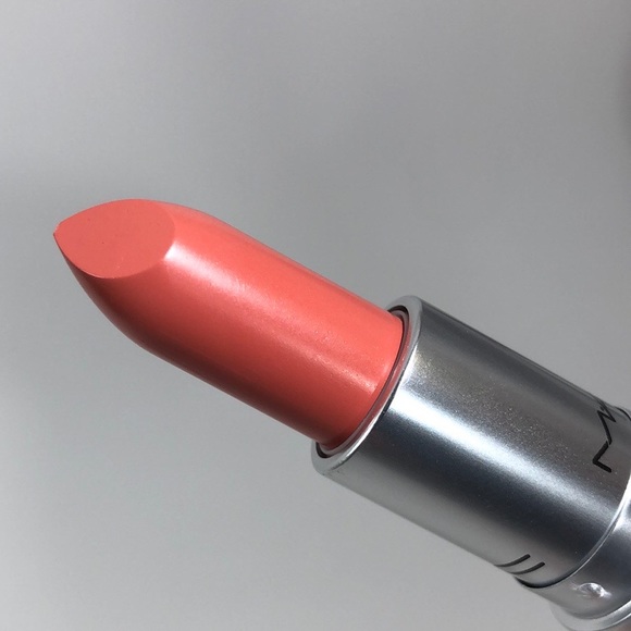M.A.C Cosmetics Amplified Creme Lipstick – 129 SPOTLIGHT ME - Picture 4 of 8